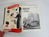 Quelqu'un tient un livre ouvert sur lequel figure la photo d'une femme dans une voiture