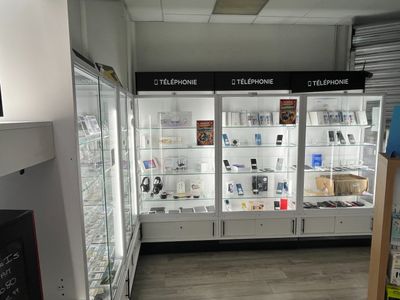 10 vitrines d’appliques à structure en métal laqué, en 10 travées, à 2 - Photo 1