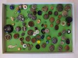 une photo d'une photo d'une boîte de boutons