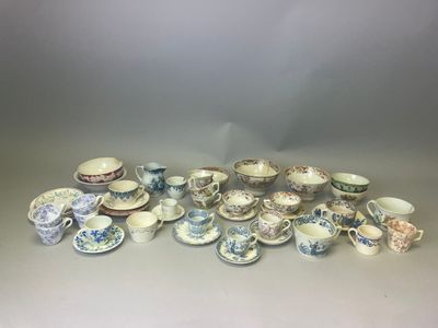 un groupe de plats, de tasses et de soucoupes en porcelaine
