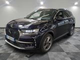 vue de face d'un SUV bleu garé sur un sol à damier