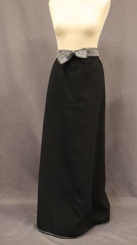COURREGES Paris – Jupe longue en laine et polyamide noir. Numérot...