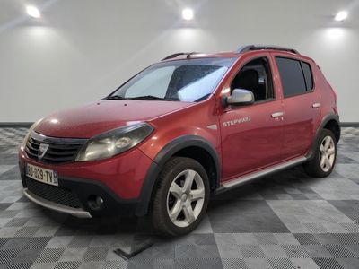 une photo d'une Dacia rouge garée dans une pièce