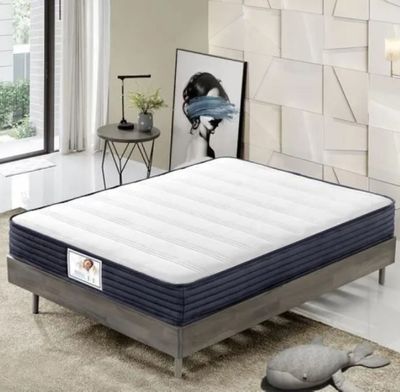 un lit sur lequel est posé un matelas dans une pièce