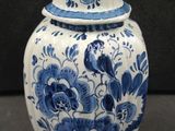 un vase bleu et blanc avec un oiseau dessus