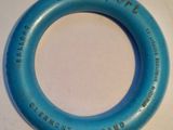 une bague bleue sur laquelle est gravé un message