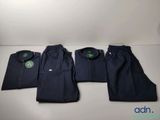 trois paires de pantalons bleu marine pour homme et une chemise blanche