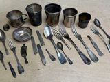 beaucoup d'argenterie sur une table avec des cuillères et des fourchettes