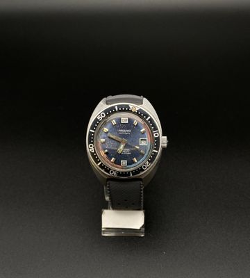 gros plan d'une montre sur une surface noire