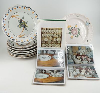 plusieurs assiettes empilées les unes sur les autres