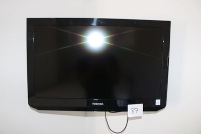 une télévision à écran plat accrochée au mur, avec un câble