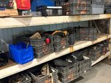 de nombreux bacs d'outils sur les étagères du garage