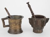 paire de mortiers anciens en laiton avec des poignées en bois