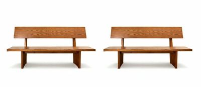 deux bancs en bois assis l'un à côté de l'autre sur une surface blanche