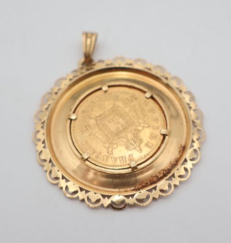 Pendentif rond en or 18 carats 750 millièmes à décor serti d’une ...