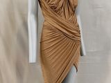 une photo d'un mannequin vêtu d'une robe marron