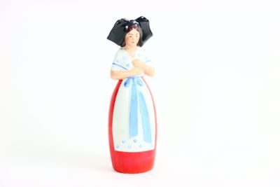 une figurine représentant une femme vêtue d'une robe bleue et blanche