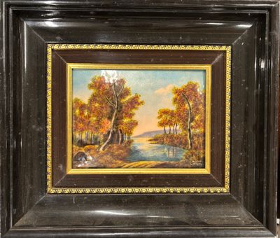 une peinture à l'huile représentant un paysage fluvial, dans un cadre noir
