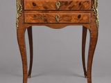 une petite commode Louis II en noyer avec des incrustations en laiton