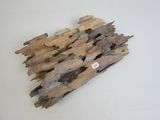 un morceau de bois flotté posé sur une table