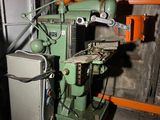 une machine qui se trouve à l'intérieur d'un bâtiment