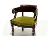 une image représentant une chaise dont l'assise est recouverte de tissu vert