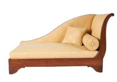 une photo d'une chaise longue avec des coussins dessus