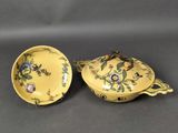 une paire d'assiettes jaunes ornées de fleurs et d'oiseaux