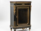 une armoire ancienne peinte en noir et or, à deux portes