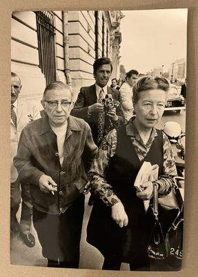 photographie en noir et blanc de deux femmes marchant dans la rue