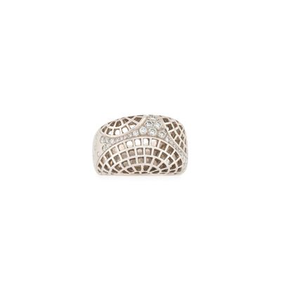 gros plan d'une bague avec des diamants sur fond blanc