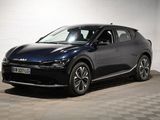 Le SUV Volkswagen C-Cross est garé dans un garage