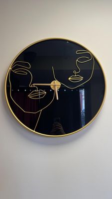 une horloge sur laquelle est dessiné un visage