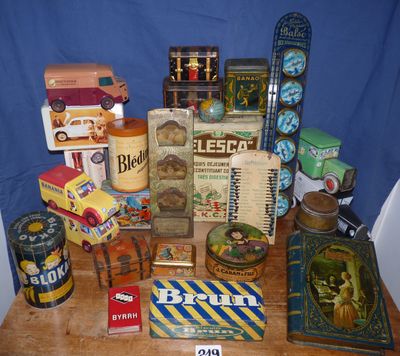 de nombreux types de boîtes posées sur une table en bois