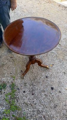 un homme debout à côté d'une table sur laquelle se trouve un verre