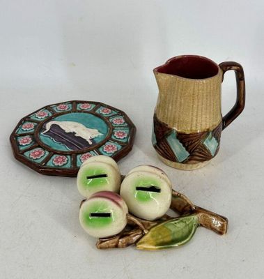 un pichet, une assiette et quelques autres objets posés sur une table