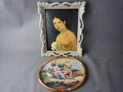 une photo d'un tableau accroché au mur à côté d'une photo d'une femme