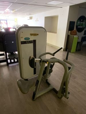 une machine placée au milieu d'une pièce