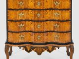 une image représentant une commode surmontée de tiroirs