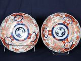 paire d'assiettes anciennes en porcelaine Imari japonaise, sur leurs socles