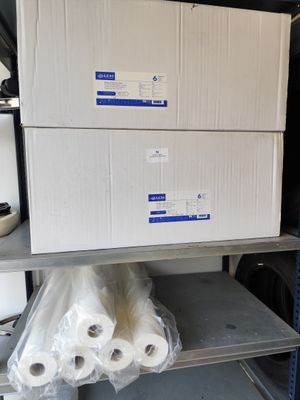 de nombreux rouleaux de papier toilette sur les étagères de la pièce