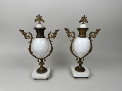 paire de vases anciens blancs et dorés sur des socles en marbre