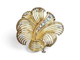 gros plan d'une broche avec des diamants sur un fond blanc