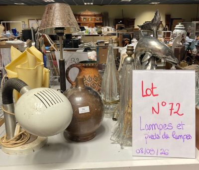 de nombreuses antiquités exposées dans un magasin