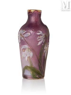 un vase violet orné de fleurs blanches, posé sur une surface blanche