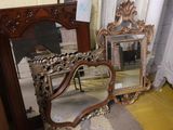 un miroir posé par terre à côté d'une chaise