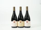 trois bouteilles de vin sont alignées sur une surface blanche