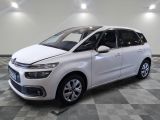 la citrole blanche est garee sur un carrelage en damier