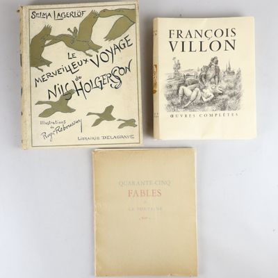 trois livres sont posés sur une table à fond blanc