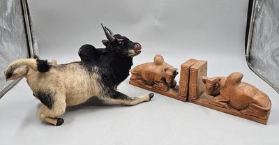 111 / J3 / Lot comprenant des zébus : un recouvert de …